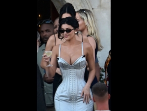 Kylie Jenner Sexy Seen Showing Off Her Hot Boobs In Venice