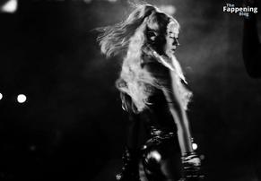 Christina AguileraSexy in Christina Aguilera Sexy And Sensational Performance Photos Collection
