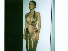 KYLIEJENNERSEXYSHOWSOFFHERVOLUPTUOUSBREASTSATPARISFASHIONWEEK - NUDE STORY