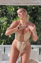 Aisleyne Horgan-WallaceSexy in Aisleyne Horgan-Wallace Sexy Spotted Showing Off Her Seductive Body Wearing a Sizzling Bikini at the Beach in Mexico 