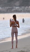 Alessandra AmbrosioSexy in Alessandra Ambrosio at volleyball practice with friends at the beach in Santa Monica