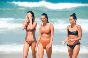 Alessandra AmbrosioSexy in Alessandra Ambrosio went to the beach with her friends in Florianoplis