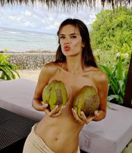 ALESSANDRAAMBROSIOSEXYSHOWSHERCOCONUTSFOR7MFOLLOWERS - NUDE STORY