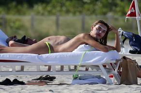 Alina BaikovaSexy in Alina Baikova Sexy Seen Nude On the Beach in Miami