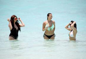 Amelia GoodmanSexy in Chloe, Lauryn and Amelia Goodman Sexy at the beach in Maldives (30.03.2017) 