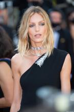 ANJARUBIKSEXYFLAUNTSHERLEGSINABLACKDRESSONTHEREDCARPETINCANNES - NUDE STORY