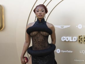 MEGANTHEESTALLIONSEXYSHOWSOFFHERHOTUNDERBOOBATTHEGOLDGALAINLOSANGELES - NUDE STORY