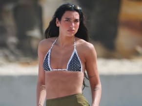DUALIPASEXYSPOTTEDFLAUNTINGHERSLENDERFIGUREATTAMARAMABEACHINSYDNEY - NUDE STORY