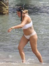 Charlotte CrosbySexy in Charlotte Crosby's Sexy Snorkelling Adventure In Cairns