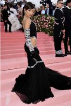 Bella HadidSexy in Bella Hadid Sexy on the red carpet of the 2019 MET Gala in New York (06.05.2019)