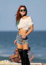 Bella Thorne Sexy in Bella Thorne Underboob in Tiny Crop Top On the Beach in Miami on 18.12.2016