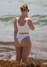 Bianca ElouiseSexy in Bianca Elouise showed off her curves in a white bikini on the beach in Miami