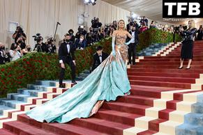 Blake LivelySexy in Blake Lively Sexy Seen Flaunting Her Stunning Figure In A Beautiful Dress At The Met Gala in New York City 