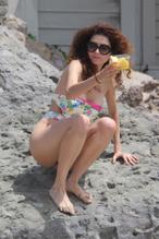 BLANCABLANCONIPSLIPOUTATTHEBEACHINMALIBUEATINGPINEAPPLE - NUDE STORY