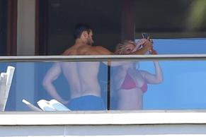 Britney SpearsSexy in Britney Spears Sexy Snaps Pics On the Balcony While Vacation in Maui