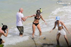 Miley CyrusSexy in Miley Cyrus Snorkels In Hawaii With Mom And Stepdad For A Beach Day