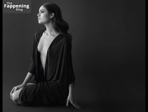 Sophie Charlotte Sexy And Topless Photos Collection