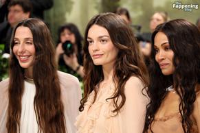 Zoe SaldanaSexy in Zoe Saldana Stuns In Sexy Dress At The Met Gala In Nyc