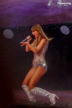 TAYLORSWIFTSEXYANDHOTSHINESWHILEPERFORMINGATSANTIAGOBERNABEUSTADIUMINMADRID - NUDE STORY