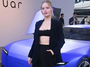 ELLIEBAMBERSEXYSHOWSOFFHERHOTCLEAVAGEINASIZZLINGBLACKBRALETTEATJAGUARTYPE00REVEALDURINGFORMULAEMONACOINPARIS - NUDE STORY