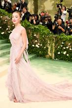 Phoebe DynevorSexy in Phoebe Dynevor The 2024 Met Gala, New York