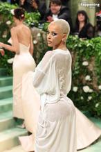 Doja CatSexy in Doja Cat Stuns In Sexy Outfit At The 2024 Met Gala