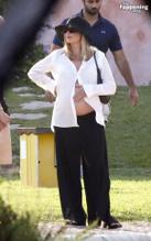 Margot RobbieSexy in Margot Robbie Sexy Spotted Showing Off Her Hot Baby Bump In Sardinian