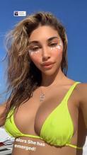 CHANTELJEFFRIESINANEONTHONGBIKINIATTHEBEACHWITHAMYSTERYMANINMIAMIBEACH - NUDE STORY