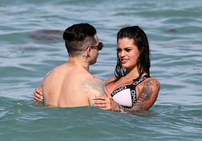 Cocaine LorraineSexy in Cocaine Lorraine making out with Casper Smart while taking a swim in Miami