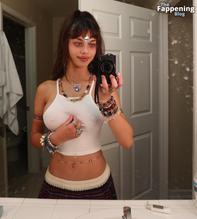 LYDIABIELENSEXYSELFIEPHOTOSFLASHINGHERHOTNIPPLESINTUSCANY - NUDE STORY