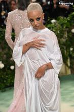 Doja CatSexy in Doja Cat Stuns In Sexy Outfit At The 2024 Met Gala