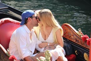 Sydney Sweeney Sexy Seen With Scooter Braun Kissing And Showing Off Her Hot Cleavage In Venice