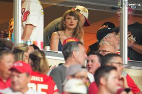 TAYLORSWIFTSEXYSPOTTEDSHOWINGOFFHERSTUNNINGFIGUREATARROWHEADSTADIUMEVENTINMISSOURI - NUDE STORY