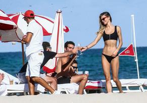 Danielle KnudsonSexy in Danielle Knudson enjoys a relaxing Sunday afternoon with a male companion on Miami Beach