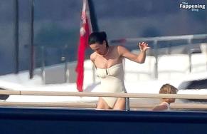 KATYPERRYSEXYSPOTTEDSHOWINGOFFHERHOTPOKESINSAINTTROPEZ - NUDE STORY