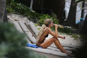 Delilah Belle HamlinSexy in Delilah Belle enjoys a Corona beer on the beach in Tulum (01.05.2019)