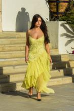 DEMIROSESEXYINASTUNNINGYELLOWDRESSWHENLEAVINGARESTAURANTDURINGAWORKINGTRIP - NUDE STORY