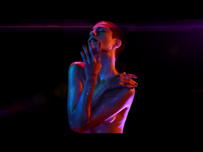 Roarie Yum Nude Performance