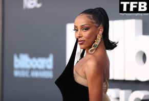 Doja CatSexy in Doja Cat Sexy Seen Braless Showcasing Her Nude Tits At The Billboard Music Awards in Las Vegas 