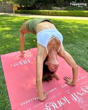 Brooke Burke CharvetSexy in Brooke Burke Flaunts Her Sexy Physique In Outdoor Yoga Session