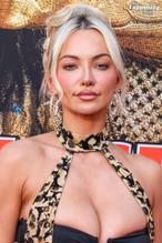 LINDSEYPELASSEXYSHOWSOFFHERHOTCLEAVAGEATJACKPOTPREMIEREINHOLLYWOOD - NUDE STORY