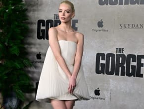 ANYATAYLORJOYSEXYFLAUNTSHERHOTLEGSATTHEGORGEPREMIEREINLOSANGELES - NUDE STORY