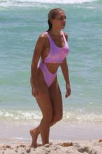 ELISAAGNELLISEXYPHOTOSSEENINAPINKTHONGBIKINIATTHEBEACHINMIAMI - NUDE STORY