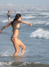 Elisabetta GregoraciSexy in Elisabetta Gregoraci having fun on the beach in Forte dei Marmi, Italy