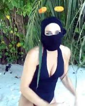 ELIZABETHHURLEYHOTWEARINGABLACKSWIMSUITONTHEBEACHINMALDIVES - NUDE STORY