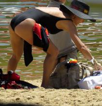 Elsa PatakySexy in Chris hemsworth and Elsa Pataky have a fun day in the Senpere Lake in the south of France