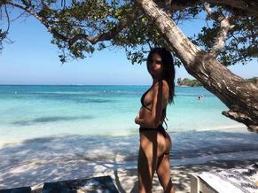 Emily Ratajkowski sexy photos for her fansfrom the picturesque beach