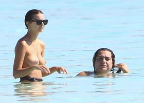 Emily RatajkowskiSexy in Emily Ratajkowski Topless Enjoying the Ocean With Her Friends On Vacation in Cancun Mexico 