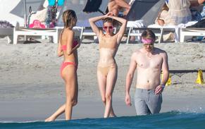 Emma RobertsSexy in Emma Roberts and Glee star Chord Overstreet were enjoying some downtime with friends in Punta Mita, Mexico