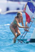 Sienna MillerSexy in Sienna Miller Rocks A Bikini In St Tropez For A Sexy Vacation